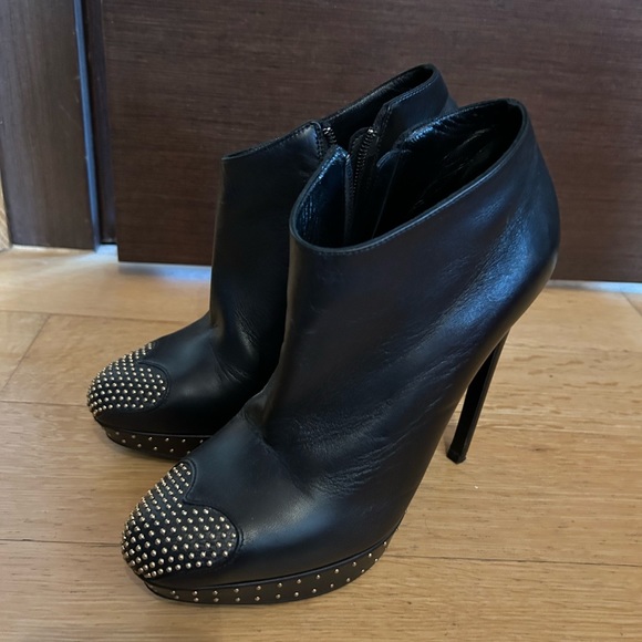 ALEXANDER MCQUEEN Black Leather Studded Heart-Toe Platform Bootie, Size 39 - Picture 3 of 8